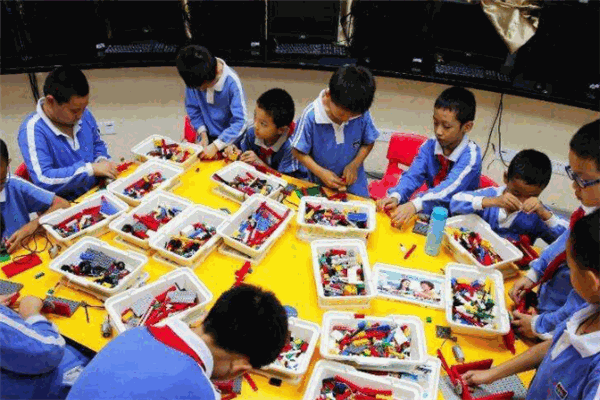 蘿卜思機器人教育