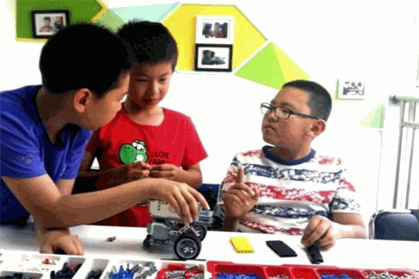 蘿卜思機器人教育