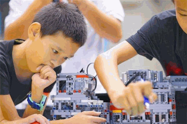 博訊飛機器人教育