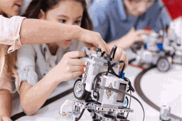 博訊飛機器人教育