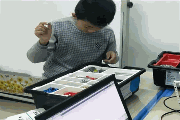 博識機(jī)器人教育 博識機(jī)器人教育