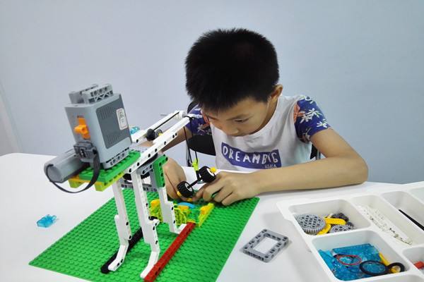 創樂博寫字機器人