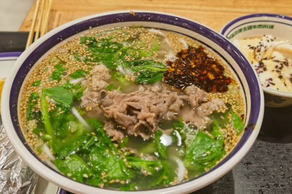 熱騰騰·鮮燙牛肉米線(xiàn)